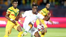 Wilfried Zaha z Pob�e�í slonoviny t�sn� p�edtím, ne� skóruje v osmifinále...