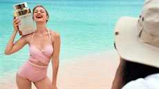 Gigi Hadid p�edstavuje nový parfém zna�ky Michael Kors.