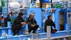 Posádka japonské velrybáské lodi chystající se vyplout na komerní lov velryb...