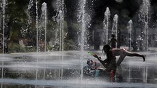 Dti si hrají s vodou v jihofrancouzském Nice (27. ervna 2019)