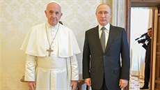 Pape Frantiek pijal ve Vatikánu ruského prezidenta Vladimira Putina. (4....