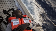 Migrant na lodi Alex, která míí k evropskému pobeí (4. 7. 2019)