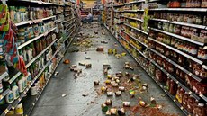 Popadané zbo�í v supermarketu po zem�t�esení v Kalifornii (4. 7. 2019)