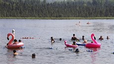 Koupání na Aljace u Anchorage, kde padaly teplotní rekordy (4. 7. 2019)