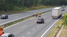 Hasii odstraují následky nehody s motorkáem na dálnici D5, která u Berouna...