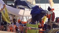 Migranti na lodi Alex ped vylodním (6. 7. 2019)
