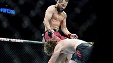 Americký zápaník MMA Jorge Masvidal (nahoe) trefuje Bena Askrena do hlavy...