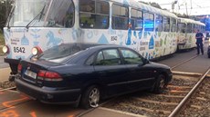 Nehoda tramvaje s osobním autem v Hostivai. (3. 7. 2019)