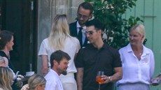 Joe Jonas a Sophie Turnerová pi píjezdu na zámek, kde si ekli ano (Château...