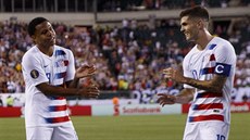 Ameri�tí fotbalisté Weston Mckennie (vlevo) a Christian Pulisic se radují z...