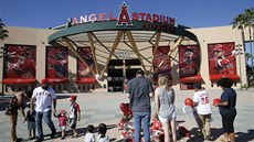 Fandové Los Angeles Angels si ped stadionem pipomínají Tylera Skaggse.