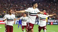 Mexický úto�ník Raul Jimenez slaví se spoluhrá�i trefu proti Haiti.