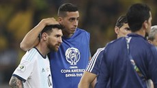 Argentinský kapitán Lionel Messi trofej nezvedne, spoluhrá ho utují.