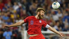 Americký fotbalista Tim Ream hlavikuje v zápase s Jamajkou.