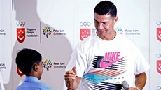 Cristiano Ronaldo se zdraví se singapurským fanoukem.