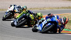 Karel Abraham, Valentino Rossi a Alex Rins (zleva) bhem kvalifikace na Velkou...