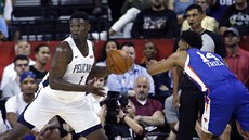 Zion Williamson (1) z New Orleans hledá v zápase s New Yorkem, komu by pihrál....