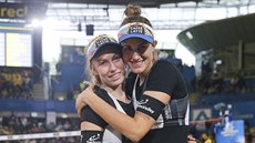 výcarské volejbalistky Tanja Hueberliová (vpravo) a Nina Betschartová po...