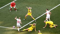 Anglická fotbalistka Ellen Whiteová (18) s probíjí védskou defenzivou.