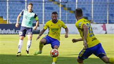 Zlínský fotbalista Antonín Fanti v zápase se Senicou