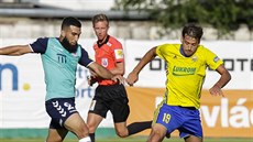 Zlínský fotbalista Pablo Podio (vpravo) v zápase se Senicí.