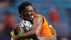 Nigerijtí fotbalisté slaví výhru. Kenneth Omeruo se smje na celé kolo.