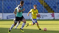 Zlínský fotbalista Dominik Mašek (žlutá) v souboji se Senicí.
