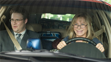 Seth Rogen a Barbra Streisandová ve filmu Výlet s mámou (2012)
