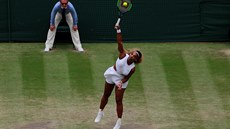 Serena Williamsová se rozehrává ped tvrtfinále Wimbledonu.