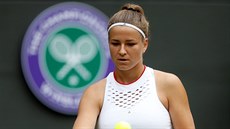 Karolína Muchová se rozcviuje ped tvrtfinále Wimbledonu.