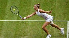 Karolína Muchová se natahuje za míkem ve tvrtfinále Wimbledonu.
