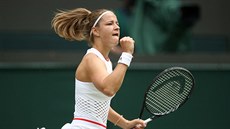 Vítzné gesto Karolíny Muchové ve tvrtfinále Wimbledonu.