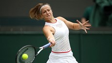 Karolína Muchová returnuje ve tvrtfinále Wimbledonu.