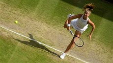Podání Karolíny Muchové ve tvrtfinále Wimbledonu.