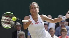 Return Barbory Strýcové ve tvrtfinále Wimbledonu.