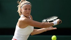 Bekhend Karolíny Muchové ve tvrtfinále Wimbledonu.