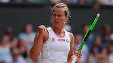 Vítzné gesto Barbory Strýcové ve tvrtfinále Wimbledonu.