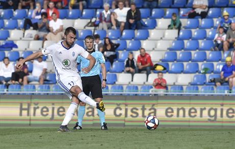 Nikolaj Komlienko z Boleslavi dává gól z penalty.