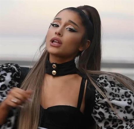 Zpvaka Ariana Grande v klipu Monopoly (2. dubna 2019)