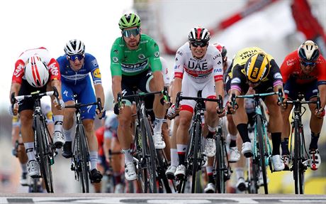 Dylan Groenewegen (druh zprava) vyhrl sedmou etapu Tour de France.