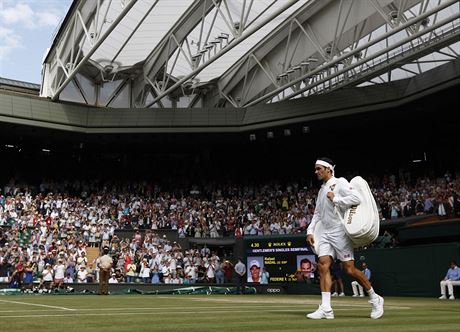 výcar Roger Federer nastupuje na kurt k zápasu proti Rafaelu Nadalovi.
