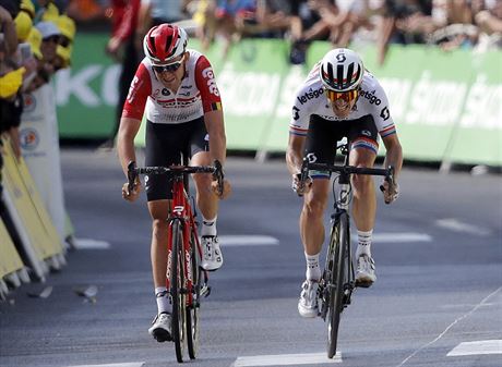 Daryl Impey (vpravo) a Tiesj Benoot sprintuj do cle devt etapy Tour de...