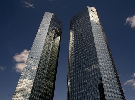 Mraky v odrazu fasády bankovního ústedí Deutsche Bank ve Frankfurtu nad...
