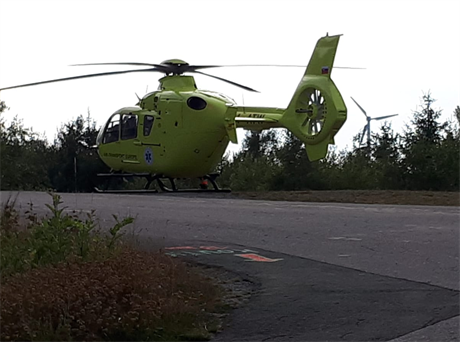 Zranného chlapce pevezl do nemocnice vrtulník. (18. ervence 2019)
