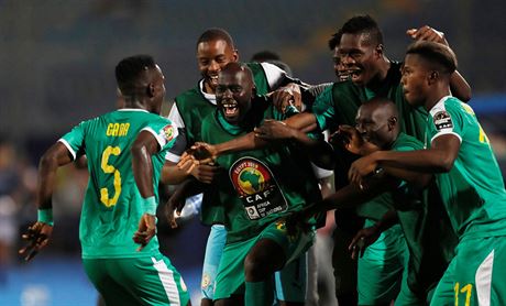 Fotbalisté Senegalu slaví gól, který ve tvrtfinále afrického ampionátu...
