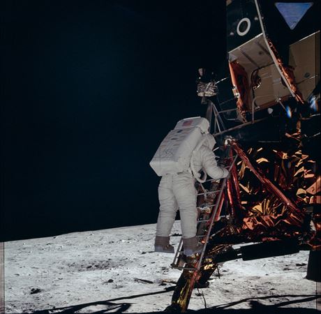 Jedna z nejznámjích fotek z Apolla 11. ada lidí si proto myslí, e je na ní Neil Armstrong. Toho ale neml kdo vyfotit. Zatímco Armstrong má z výstupu jen nekvalitní TV zábry, Aldrin si me zarámovat fotku z velkoformátového fotoaparátu Hasenblad.