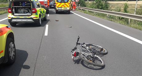tyiasedmdesátiletý cyklista vjel vozidlu do jízdní dráhy, na míst zemel.
