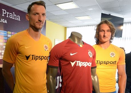 Libor Kozk a Matj Hanousek (vpravo) pedstavili nov dresy fotbalov Sparty.