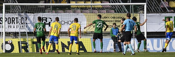Jakub Mareš z Teplic (vpravo) střílí gól.