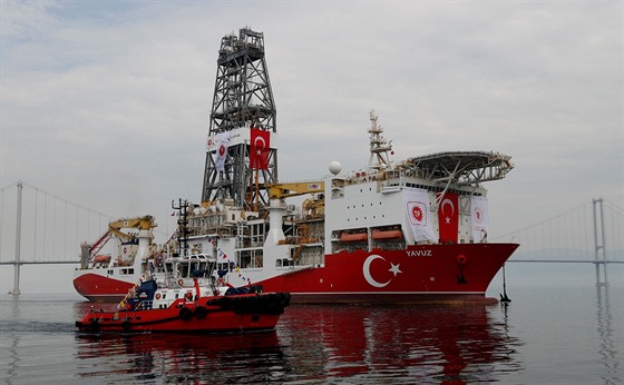 Turecká těžařská loď Yavuz je eskortovaná plavidlem turecké armády k pobřeží...
